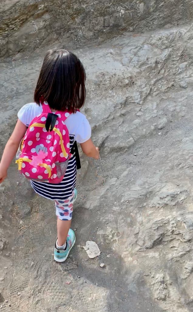 ダイヤモンドヘッドの凸凹した登山道