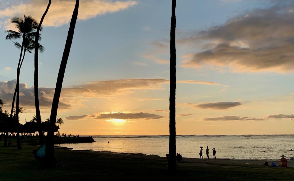 アラモアナビーチに沈む夕日