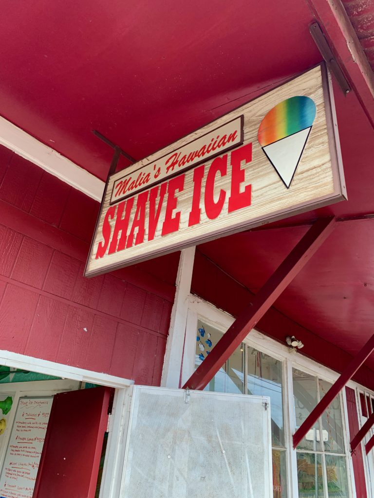 Malia's Hawaiian Shave Iceと書かれた看板