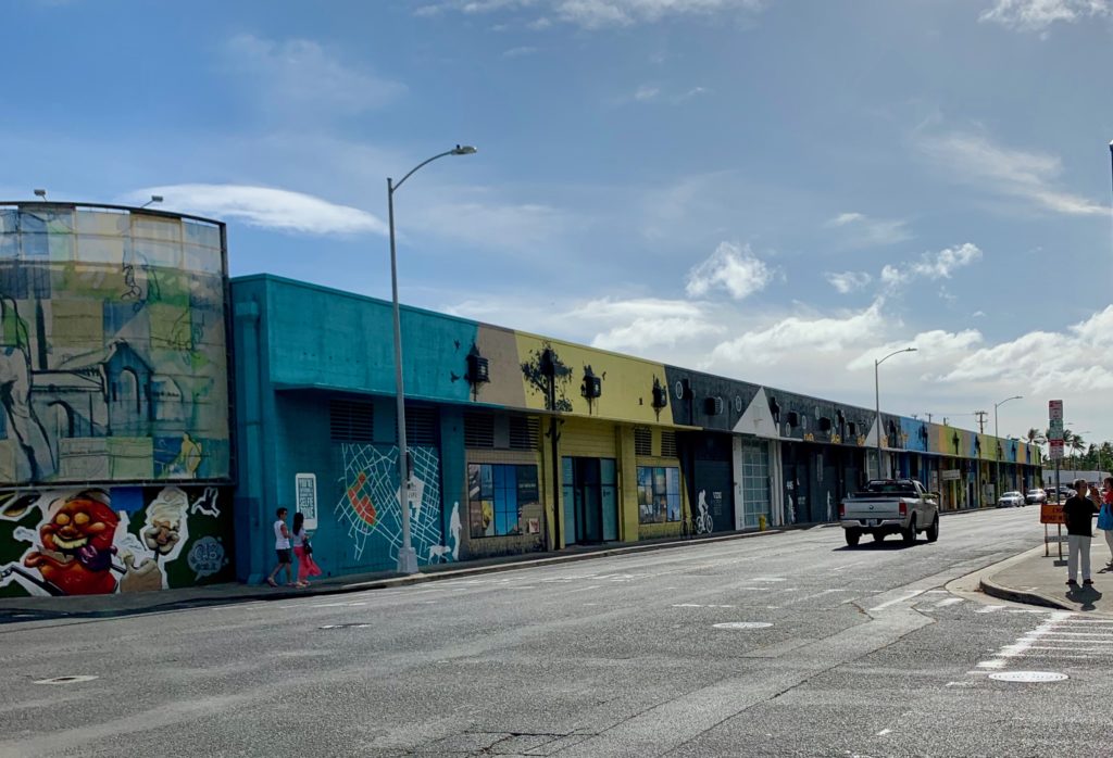 カカアコのウォールアート
カラフルに色塗られた建物が並んでいる。
