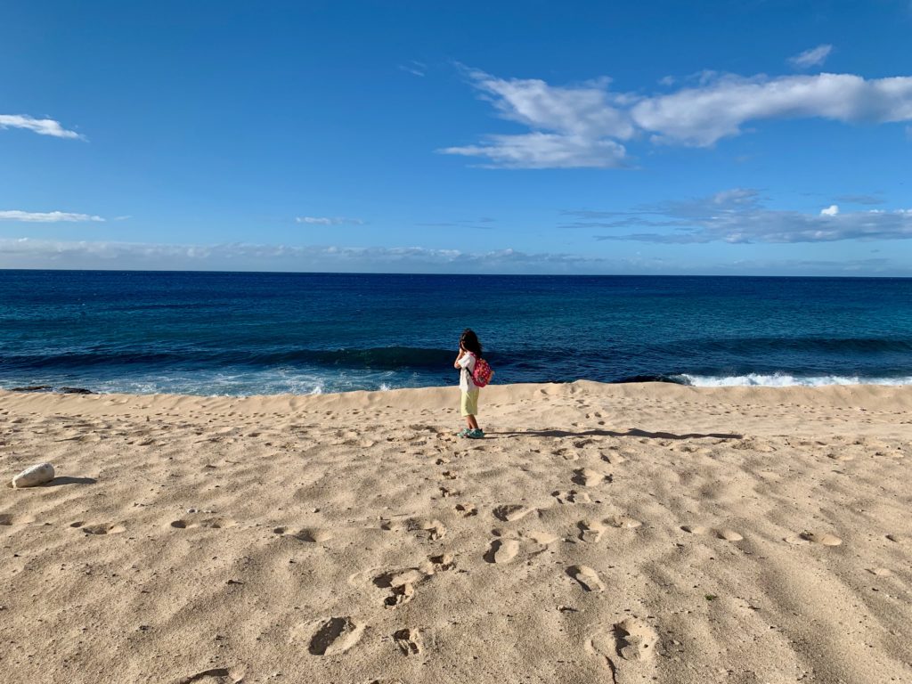 ウレハワビーチからの海を背景に撮った娘の写真