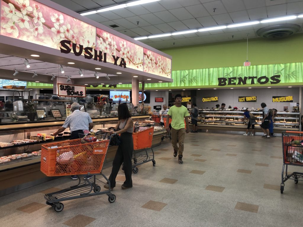 寿司ゾーンと弁当ゾーン
SUSHI YA, BENTOSと書かれている。