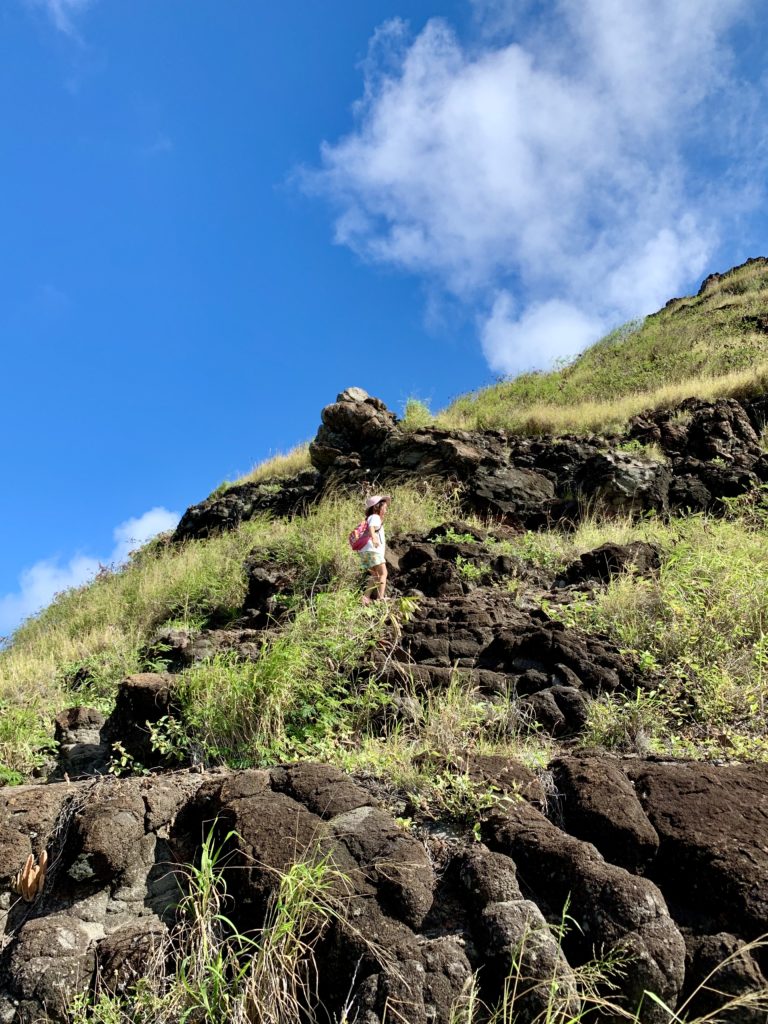 急な山道を登る娘