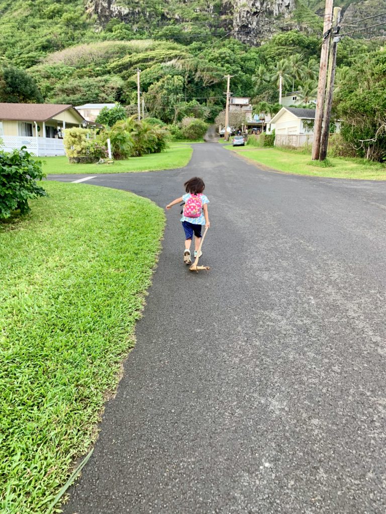 カアアワの住宅地を走る娘