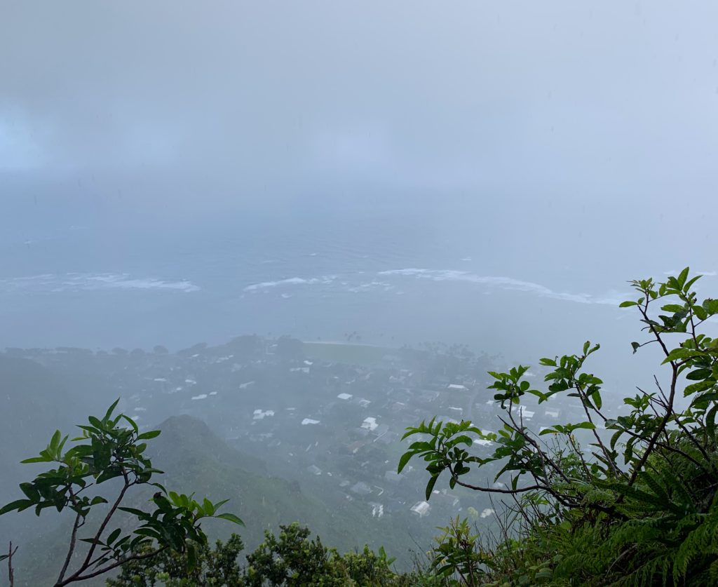 雨雲の中
視界が真っ白になりカアアワの町が見えない