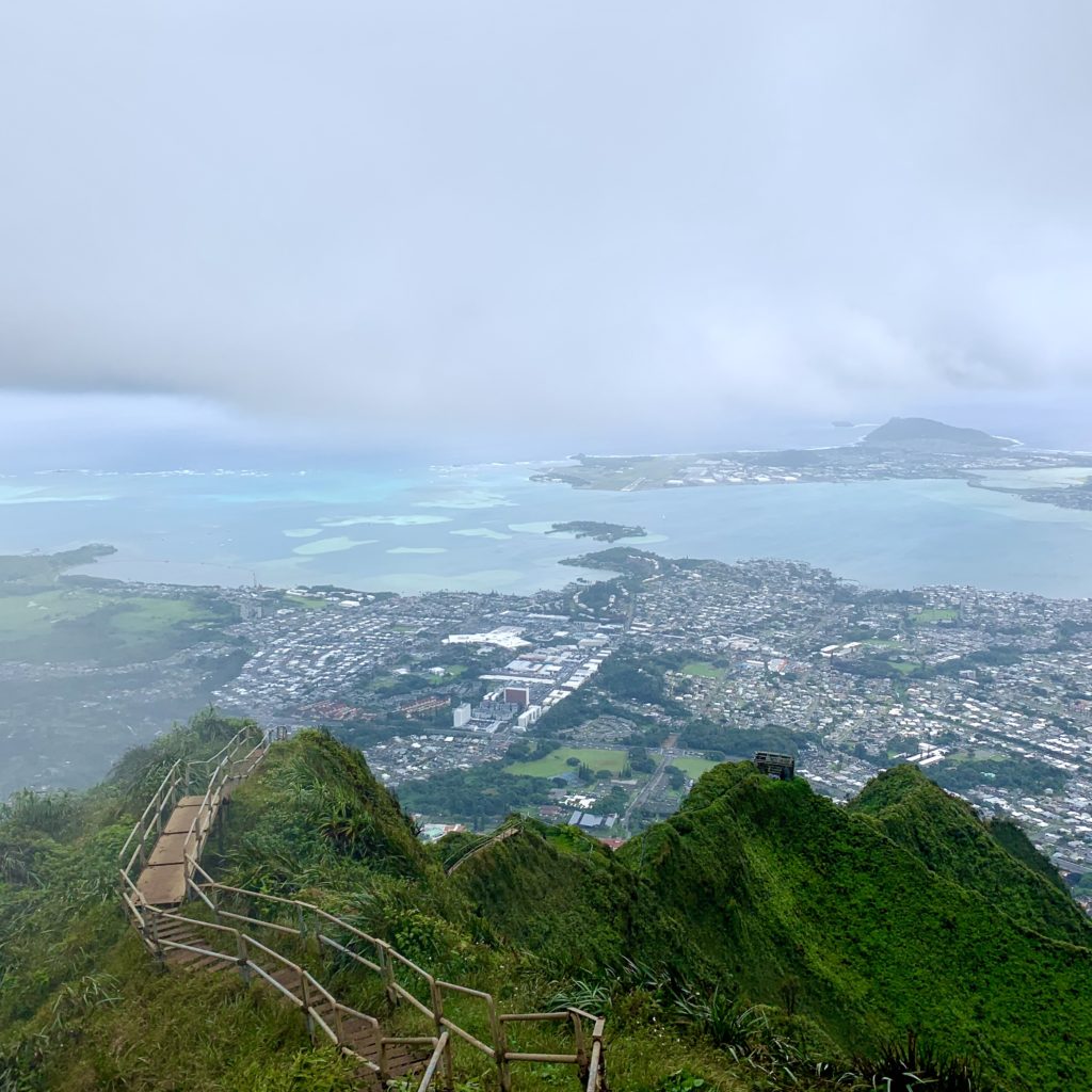 ラジオアンテナから見下ろすHaiku Stairsとカネオヘ湾