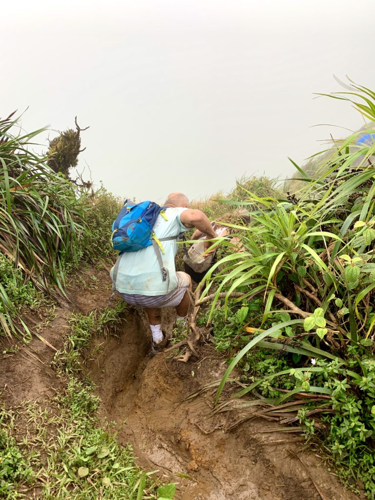 滑りながら泥まみれになりながら下山するブラジル人夫婦
