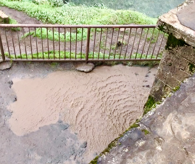 強風がすさまじい
水たまりが激しく波打っている