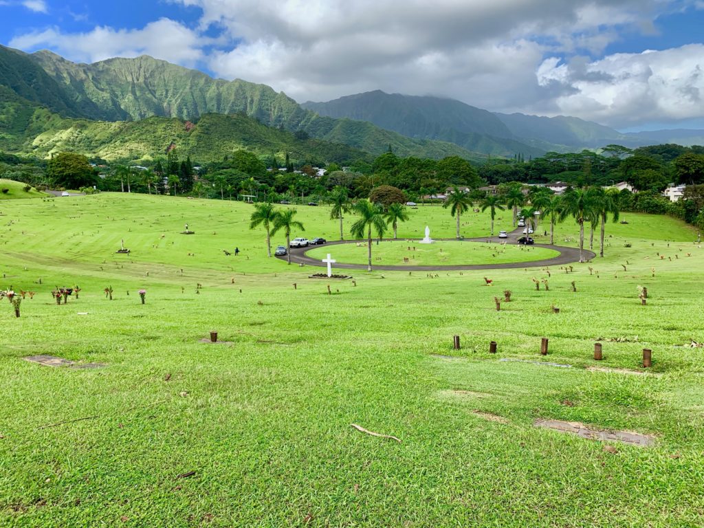 コオラウ山脈を背景に、谷の底にマリア像がある