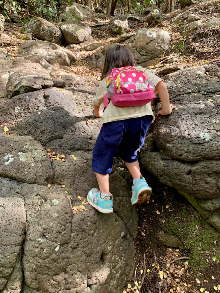 岩を登る娘