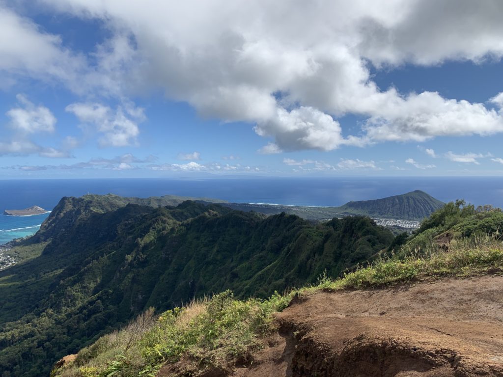 頂上からの景色
フカヒレ形の山が見える