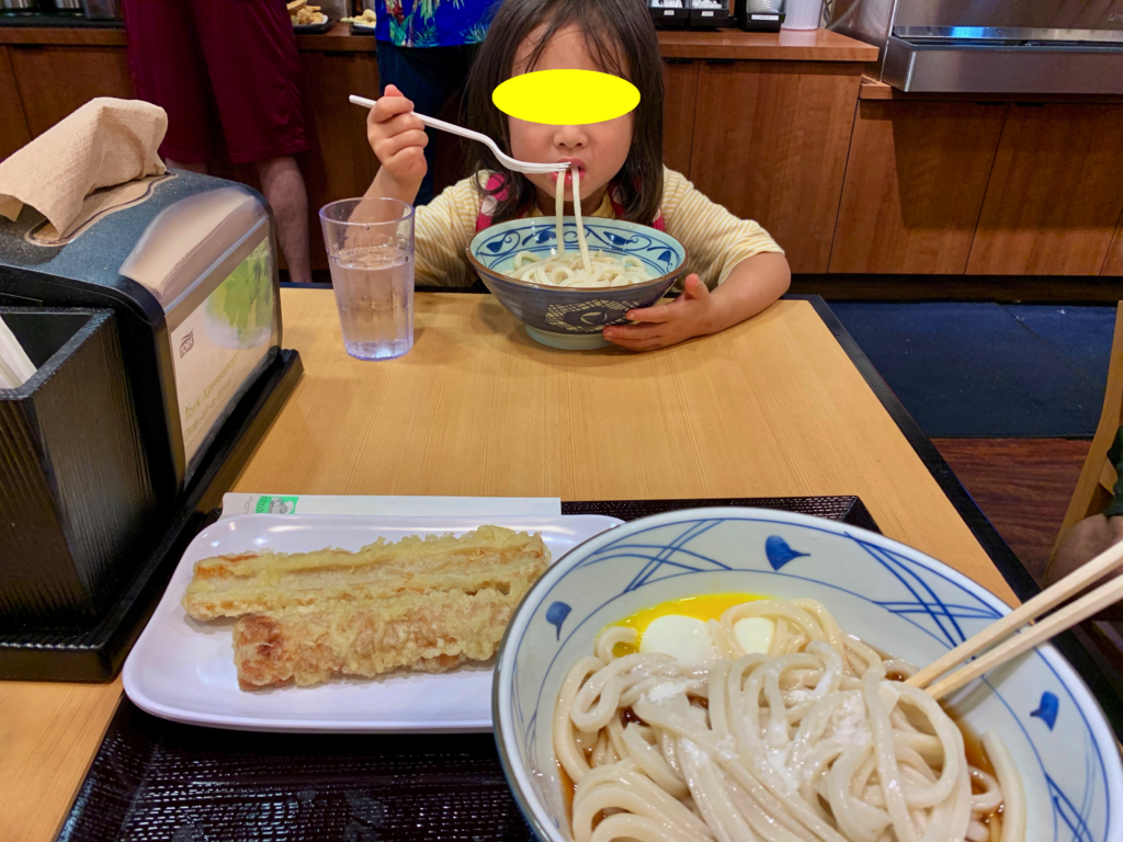 マルカメうどんを食べる娘