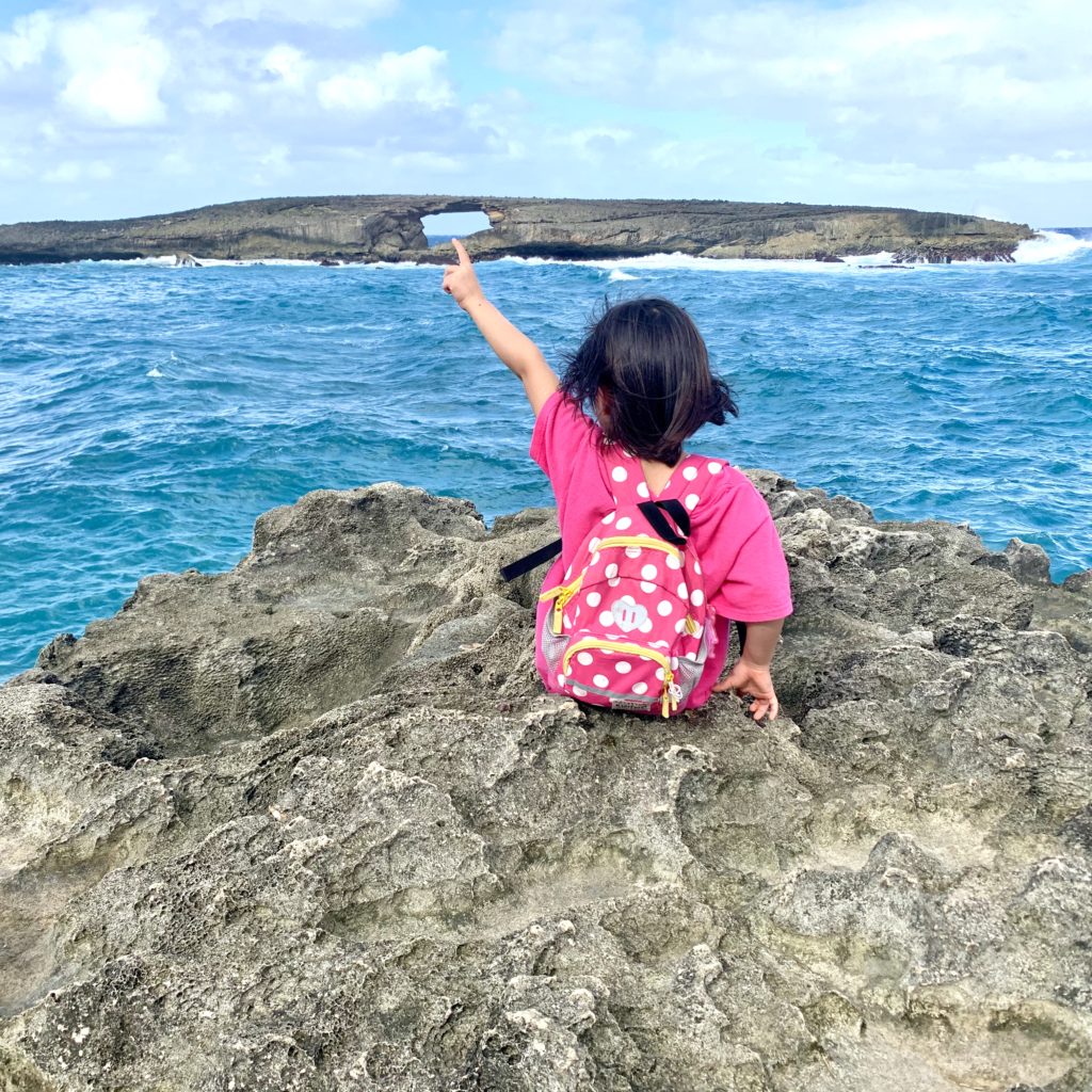 インスタ用写真
娘が島の真ん中の穴に指をかけている写真
