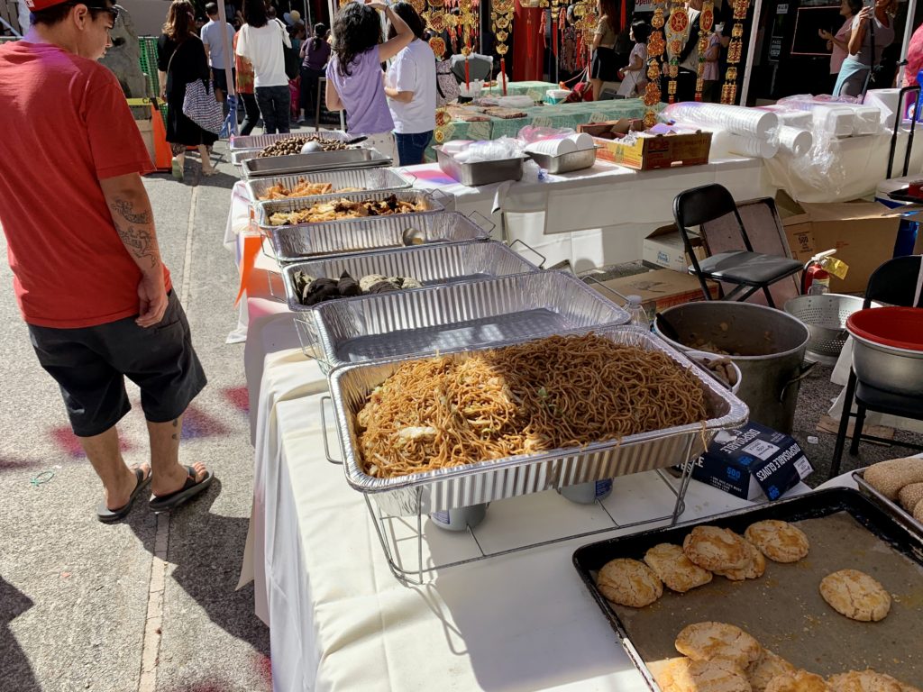 焼きそばなどが売られている屋台