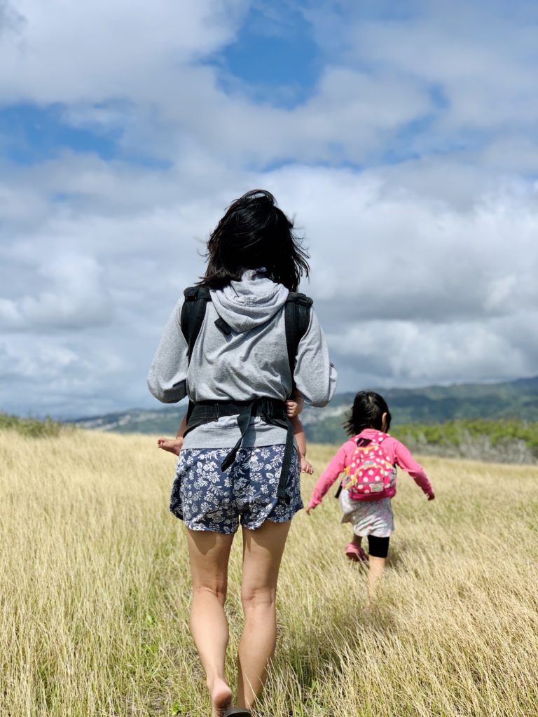 妻と娘の写真
抱っこされる息子の手足も見える
背景の草が淡く良い色をしている