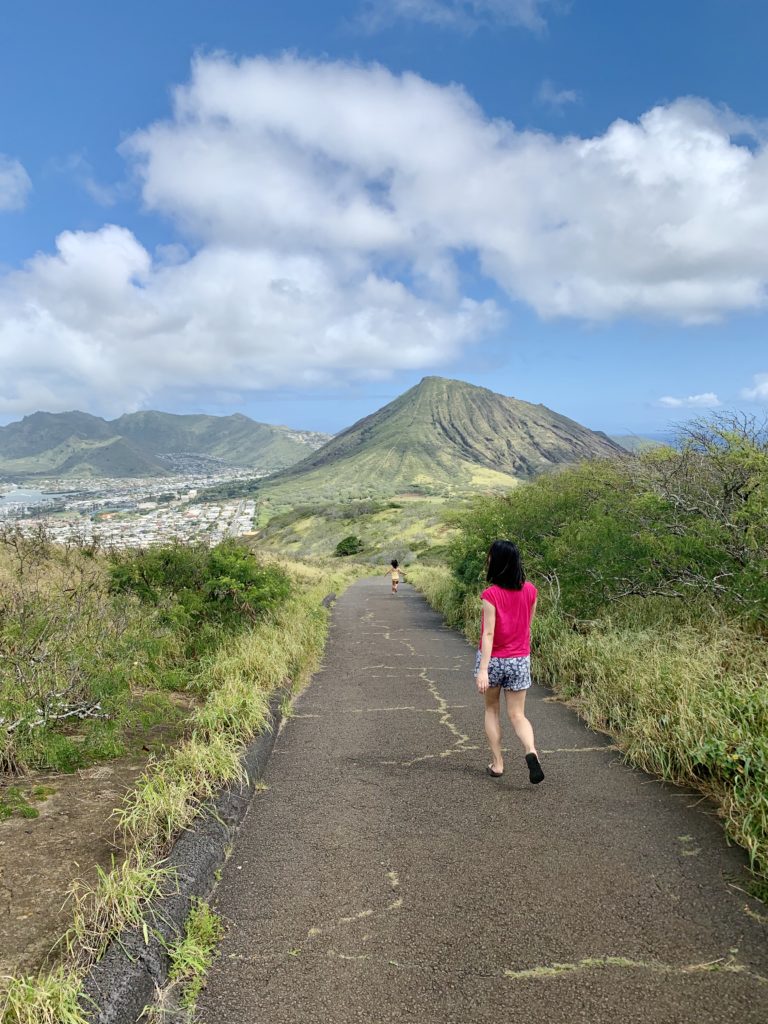 ココヘッドの山に向かって走る娘