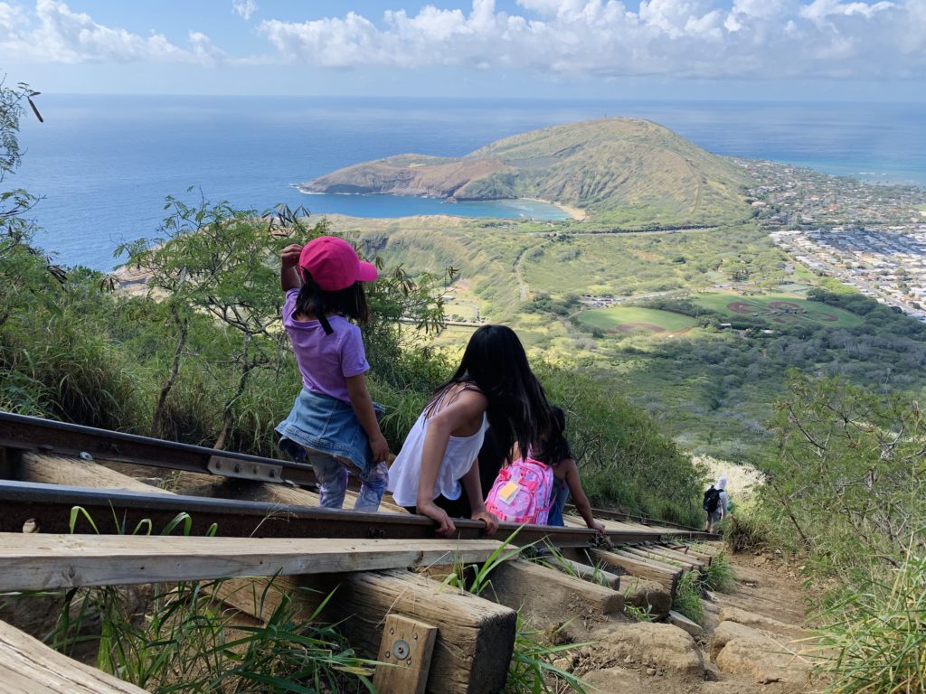 小さな女の子3人組が降りていく
背景のハナウマベイと山がきれい