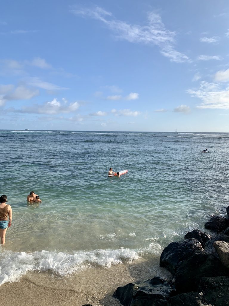 海でロングボードで遊ぶ妻と娘