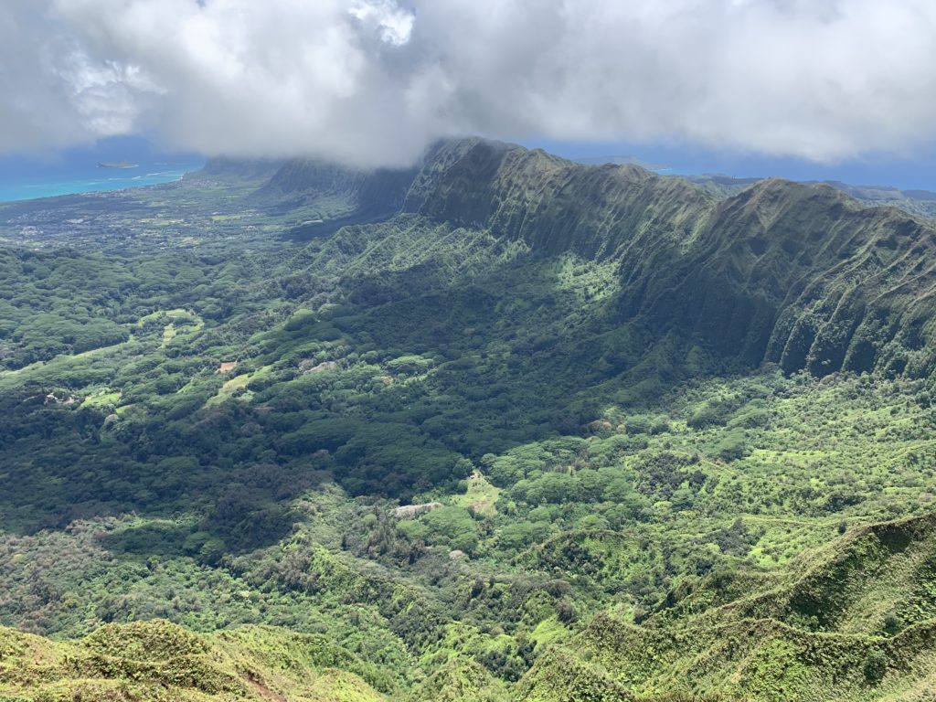 コオラウ山脈の最高峰から見るコオラウ山脈